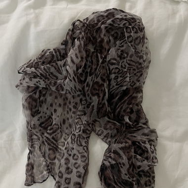 Leo scarf