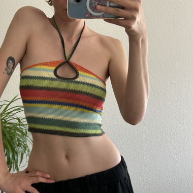 Top all’uncinetto multicolore