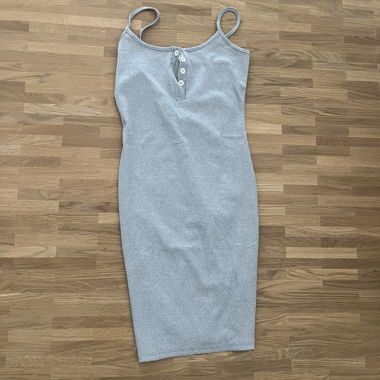 Abito grigio con bretelle