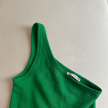 Einarmiges Crop Top