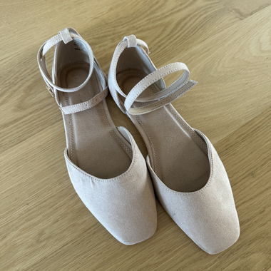 Nude-beige Ballerinas mit Riemen