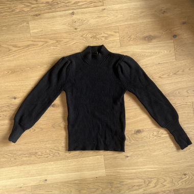Schwarzer Strickpullover