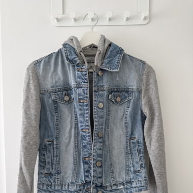 Jeansjacke mit Sweatshirtstoffärmel mit Kaputze 