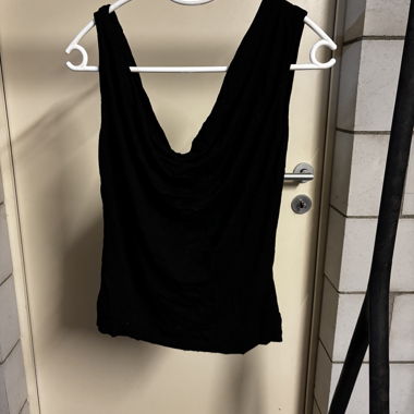 Waterfall top with buckled back