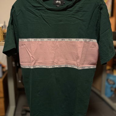 T-shirt Stüssy verde e rosa