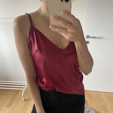 Rotes Top in Satinlook, ZARA