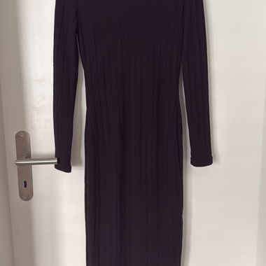 Robe noire côtelée à manches longues