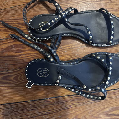 ASH schwarze flache Sandalen mit Nieten
