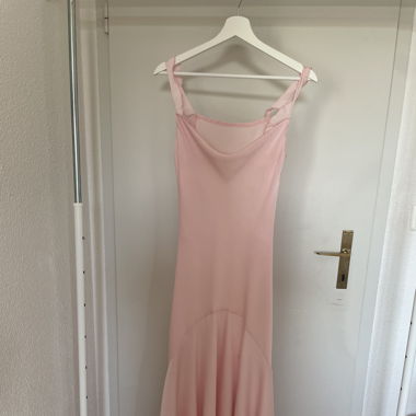 Rosa Maxikleid mit Rüschen und Volant-Saum