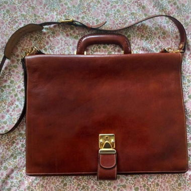 Valigetta in pelle marrone con tracolla