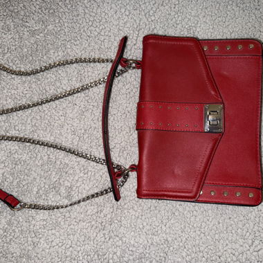 Rote Handtasche mit Ketten-Schulterriemen