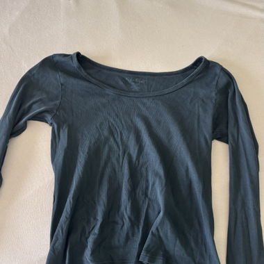 dunkelblaues Langarmshirt