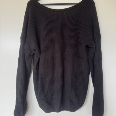 Pull avec découpe au dos