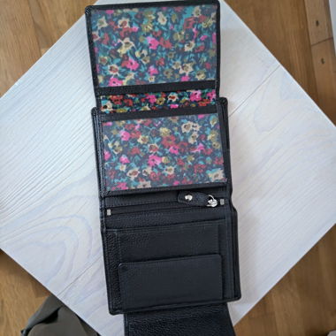 Portafoglio in vera pelle nero nuovo!!
