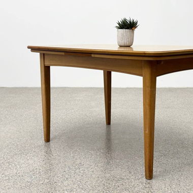 Ausziehbarer Tisch, furniert aus Nussbaumholz  