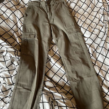Stradivarius Cargo Hosen grün 