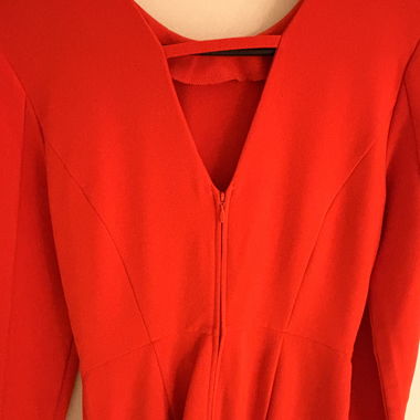 Elegantes rotes Kleid mit langen Ärmeln