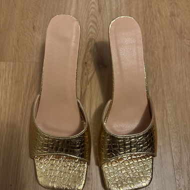 Goldene Kitten Heels