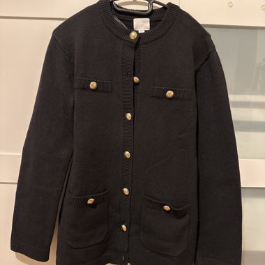 Cardigan nero in maglia con bottoni dorati