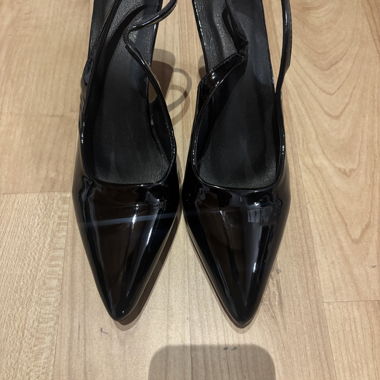 Schwarze Slingback-Pumps