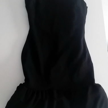 Kurzes schwarzes ärmelloses Kleid mit Volants