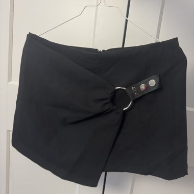 Short/Jupe noir avec détail anneau