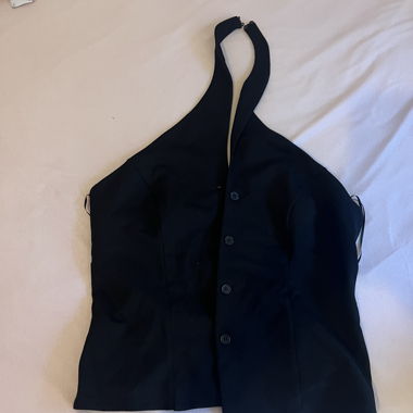 Top nero con scollatura tipo neckholder