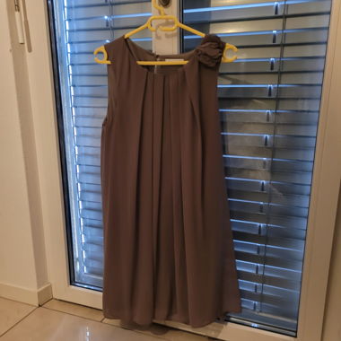 Ärmelloses Kleid taupe mit Blume, Grösse 44