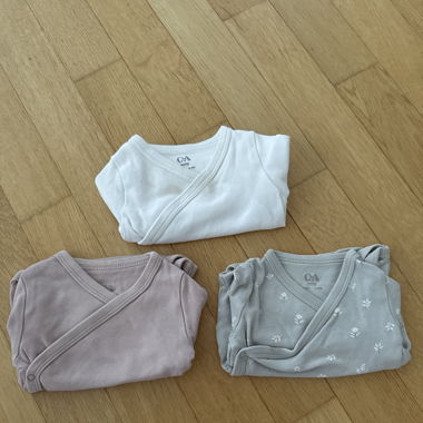 Lot bodies bébé taille 6-9 mois