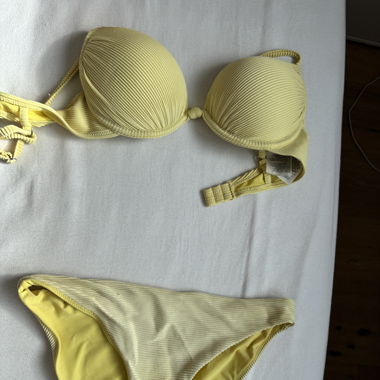 gelber Bikini