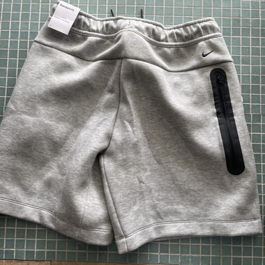 Nike Tech Sweatshorts grigio