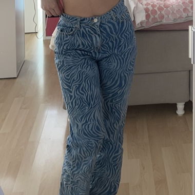 Jeans a vita alta blu con stampa zebra