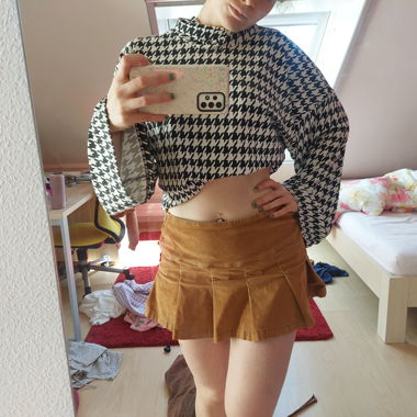 Top PrettyLittleThing a pied de poule con collo alto