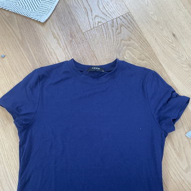 enges blaues T-shirt