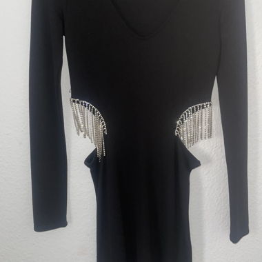 Abito nero corto con accessori scintillanti