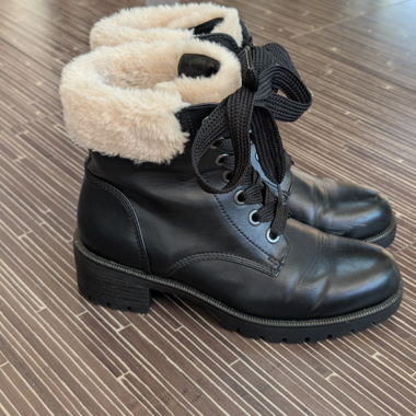 Schwarze Winter-Boots mit Schnürung