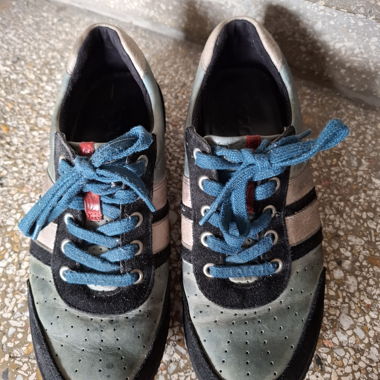 Casual Leder-Sneaker mit blauen Schnürsenkeln