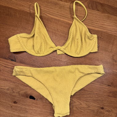Gelbes Bikini-Set