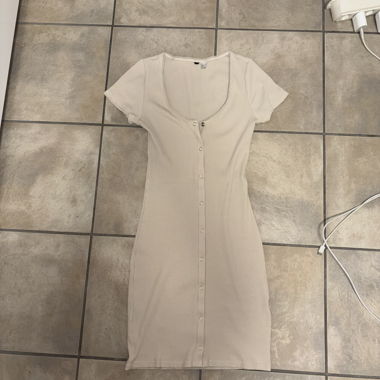 Abito a costine beige con bottoni frontali