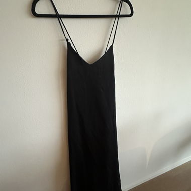 Robe noire à fines bretelles 