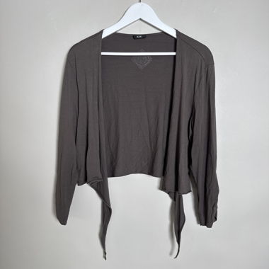 Braune kurz geschnittene Strickjacke