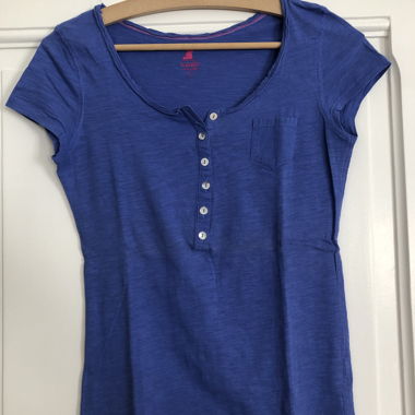 T-shirt bleu à patte boutonnée