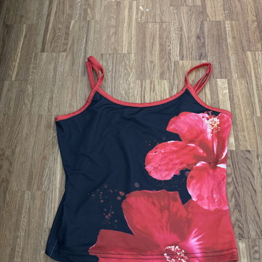 Top nero con fiori rossi