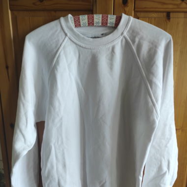 Weisser Pulli
