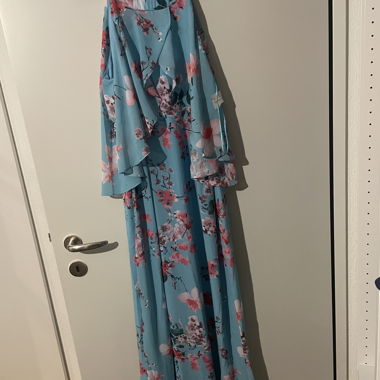 Abito azzurro con fiori