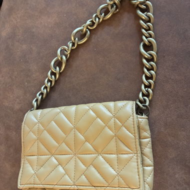 Gesteppte Kettenhandtasche