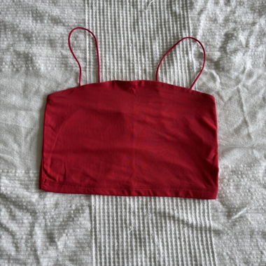 Rotes Top mit feinen Trägern