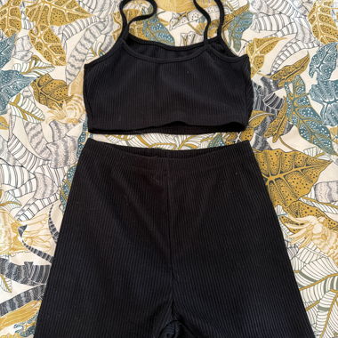 Completo nero top e shorts