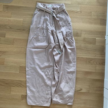 Helle Pallazzohose mit Gürtel