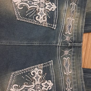 Jeans bootcut decorati con vibe Y2K